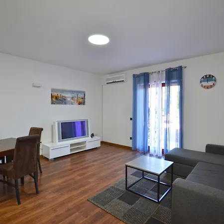 La Luna Sa Terasom I Parkingom * Rovinj