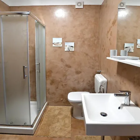 La Luna Sa Terasom I Parkingom *